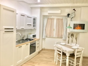 Réfrigérateur, four à micro-ondes, un four, surface de cuisson