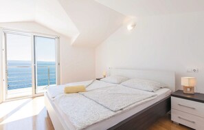 1 makuuhuone, tallelokero huoneessa, äänieristys, silitysrauta/-lauta