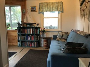 TV, books, video library - 5 HOUSES AWAY FROM BEACH - DISCOUNTED FOR 08/16-08/23,08/23-08/30 AND SEPTEMBER (Old Orchard Beach)