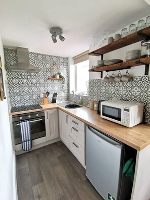 Refrigerador, microondas, horno, placa de cocina