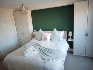 1 habitación, tabla de planchar con plancha y cuna de viaje 