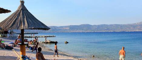 Ligstoelen aan het strand