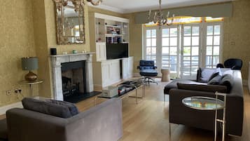 TV connectée, cheminée, médiathÚque, vidéothÚque
