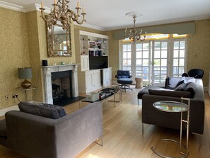 TV connectée, cheminée, médiathèque, vidéothèque