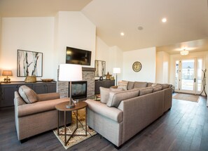 Een flatscreentelevisie, een open haard en een stereo