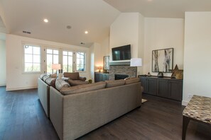 Flat-screen TV, fireplace, stereo
