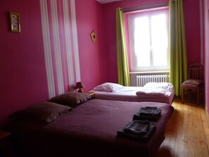 4 chambres, fer et planche à repasser, lit parapluie, Wi-Fi gratuit