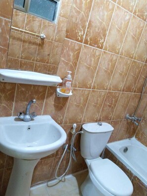 Combined shower/bathtub, rainfall showerhead, hair dryer, towels - Majido Hostel (Wadi Musa)