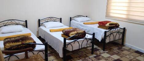 Double or Twin Room | Langsir/tirai gelap terus, Wi-fi percuma, cadar katil