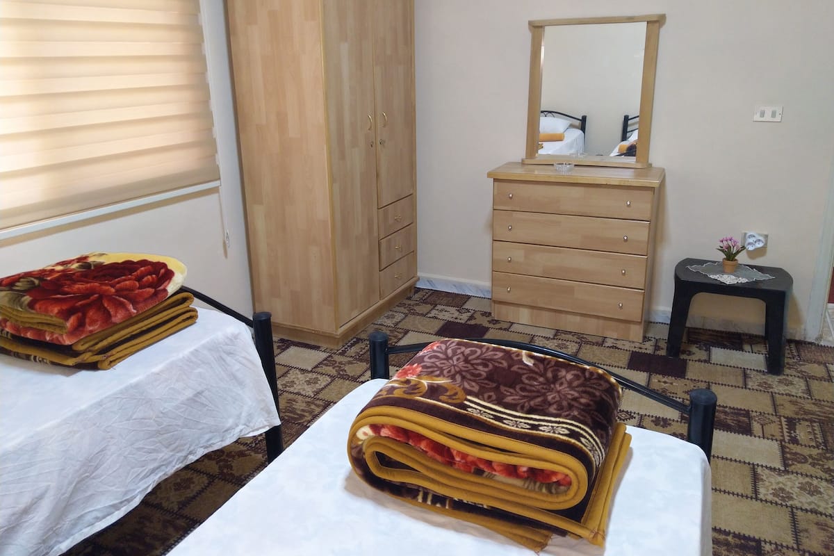 Camera con letto matrimoniale o 2 letti singoli | Tende oscuranti, Wi-Fi gratuito, lenzuola