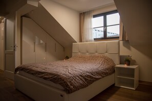 4 bedrooms, in-room safe, iron/ironing board, free WiFi