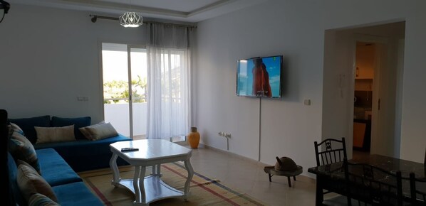 Standard Apartment, 2 Single Beds, Non Smoking | Living room