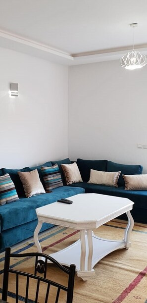 Appartement Standard, 2 lits jumeaux, non-fumeur | Salle de séjour | Téléviseur au plasma