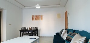 Standard-Apartment, 2 Einzelbetten, Nichtraucher | Wohnzimmer | Plasmafernseher