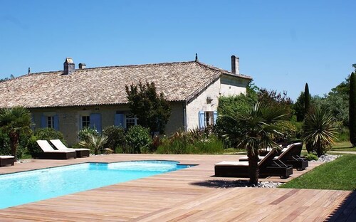 Charming gîte 120 m2 for 6 people: 3 bedrooms and 2 bathrooms with private parking and garden. On-site swimming pool and private park. Discreetly adjoining the Gîte Eucalyptus with private garden, terrace and parking. Exposition Sud Es