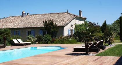 Charming gîte 120 m2 for 6 people: 3 bedrooms and 2 bathrooms with private parking and garden. On-site swimming pool and private park. Discreetly adjoining the Gîte Eucalyptus with private garden, terrace and parking. Exposition Sud Es