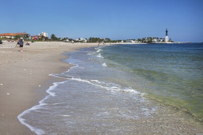 Modern resort-style condo - steps from the beach, near Fort Lauderdale