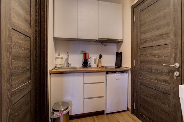 Fridge, stovetop, electric kettle, cookware/dishes/utensils