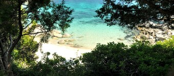Villa Bibi con piscina, tre matrimoniali, giardino, spiaggia privata.