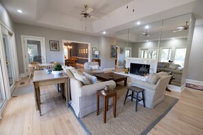 TV connectée, cheminée, lecteur de DVD, livres