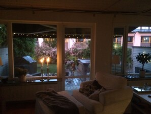 Fernseher, Bücher, Videothek, Arbeitsbereiche