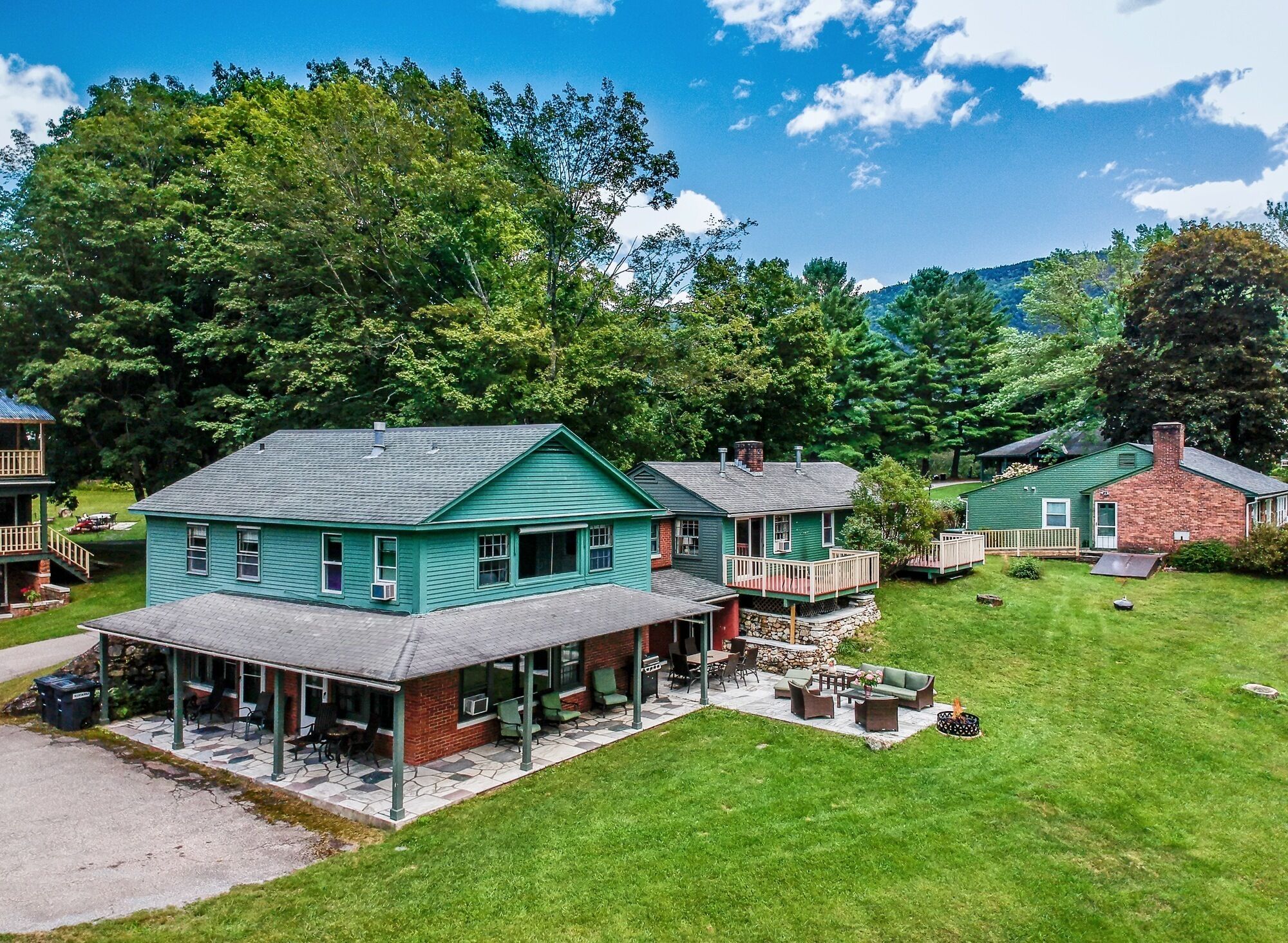 6 gorgeous bedrooms, all w/private baths. Free resort pool & tennis. Add private indoor pool for extra $. Dogs welcome. Fireplace, jacuzzi, decks.