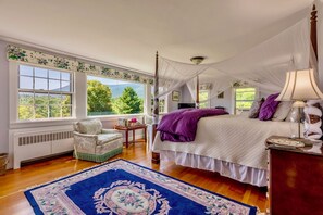 6 bedrooms, iron/ironing board, WiFi, bed sheets