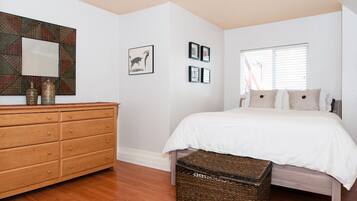 2 habitaciones, tabla de planchar con plancha y cuna de viaje