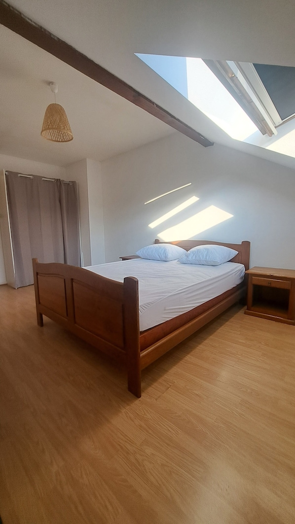 1 quarto, ferros/tábuas de passar roupa, berço de viagem