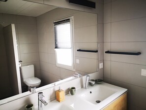 Douche, sèche-cheveux