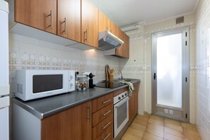 Een koelkast, een microgolfoven, een oven