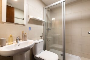 Een douche, handdoeken