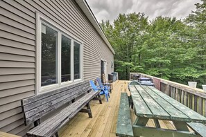 Outdoor dining - Lakefront Getaway with Kayak, Canoe, Boat and dock. (Harmony)