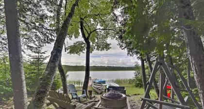 Lakefront Getaway with Kayak, Canoe, Boat and dock.