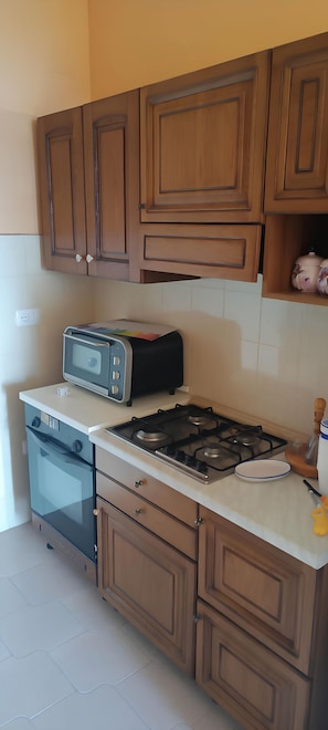 Refrigerador, placa de cocina, cafetera/tetera, utensilios de cocina