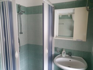 Een douche, een haardroger, een bidet, handdoeken