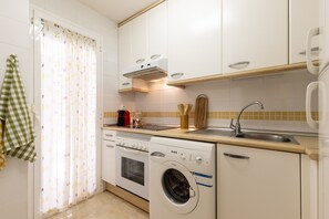 Een koelkast, een microgolfoven, een oven