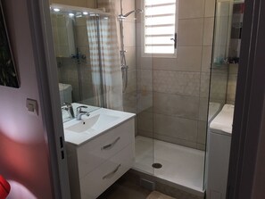 Ensemble douche/baignoire, sèche-cheveux, serviettes fournies