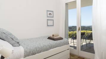 8 slaapkamers, een strijkplank/strijkijzer, wifi