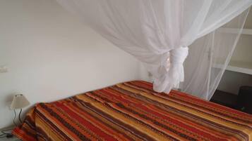 4 sovrum, värdeförvaringsskåp på rummet, skrivbord och sängkläder