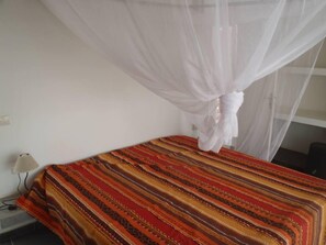 4 bedrooms, in-room safe, desk, bed sheets