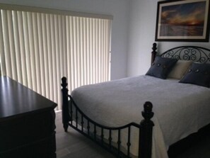 3 habitaciones, tabla de planchar con plancha, internet y ropa de cama