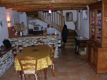 COIN CUISINE ET ACCES AUX CHAMBRES
