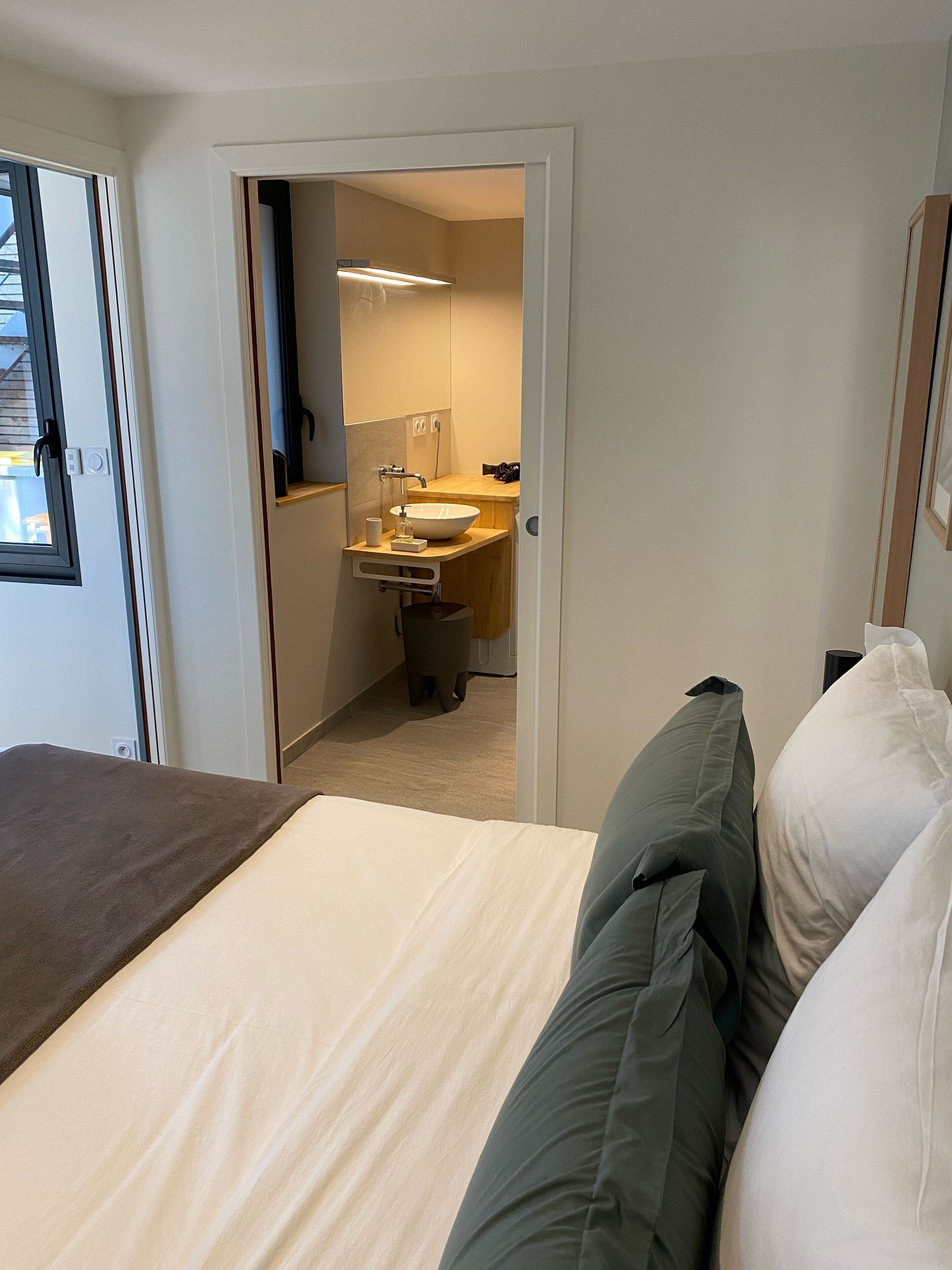 Architect house 'OAK' for 2 persons, quiet, close to transport.