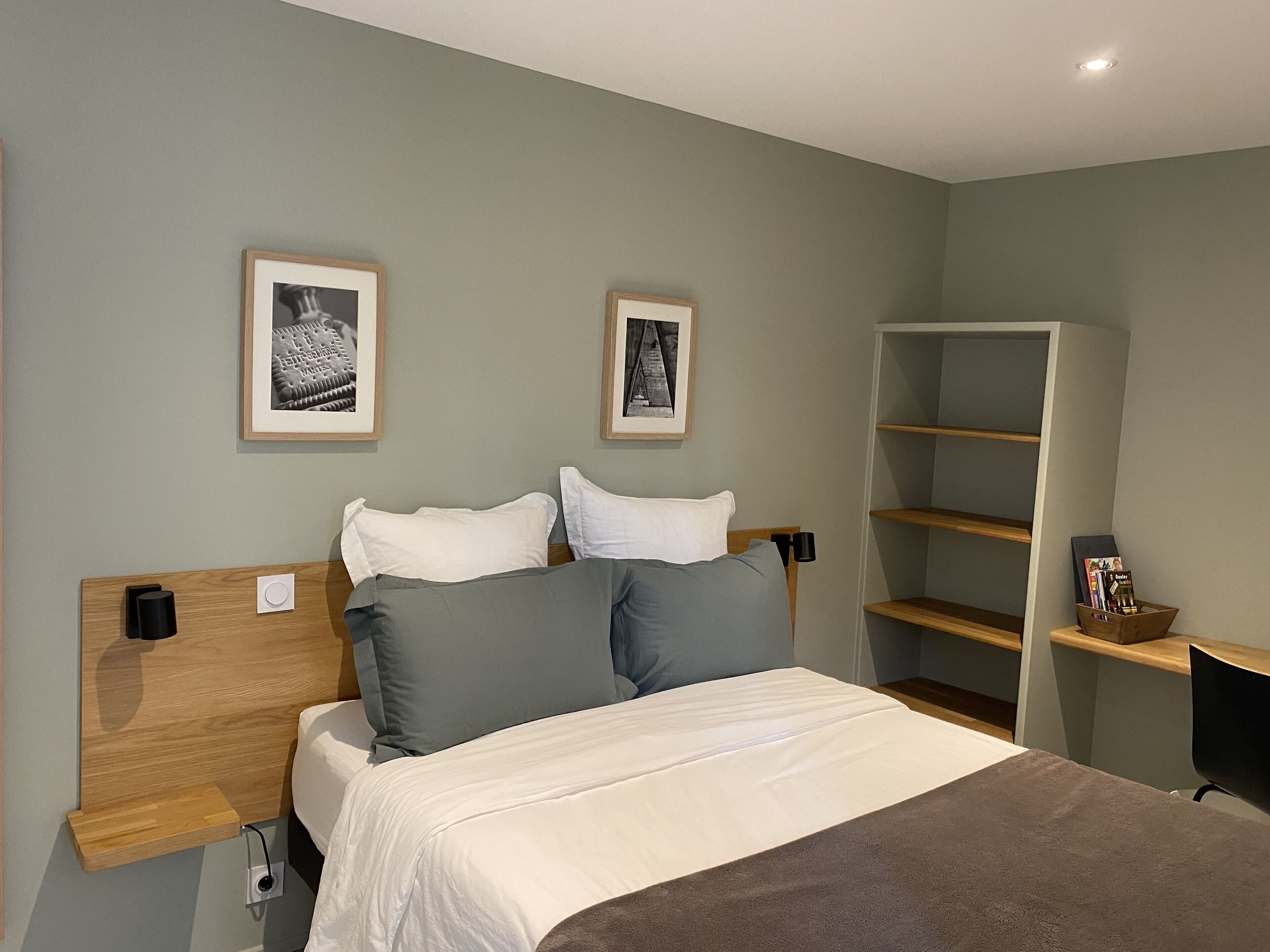 Architect house 'OAK' for 2 persons, quiet, close to transport.