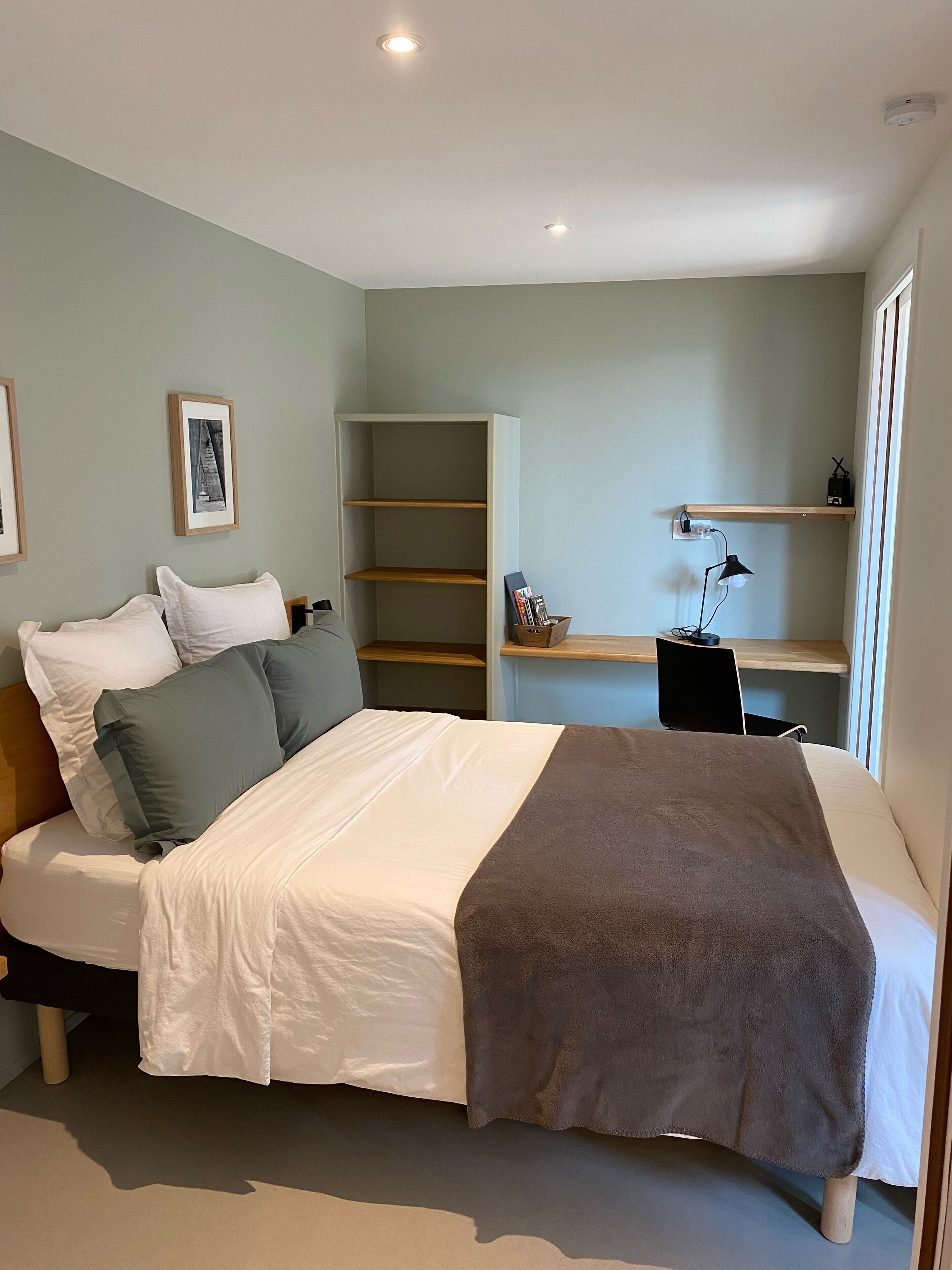 Architect house 'OAK' for 2 persons, quiet, close to transport.