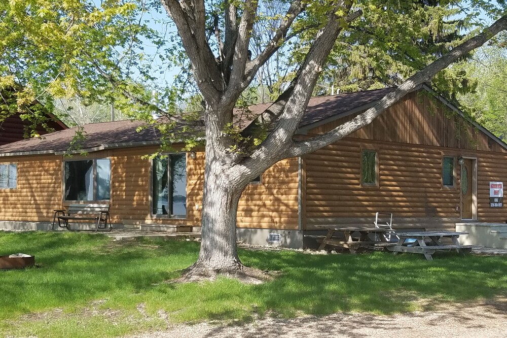 Full Home directly on lake, great for hunters!