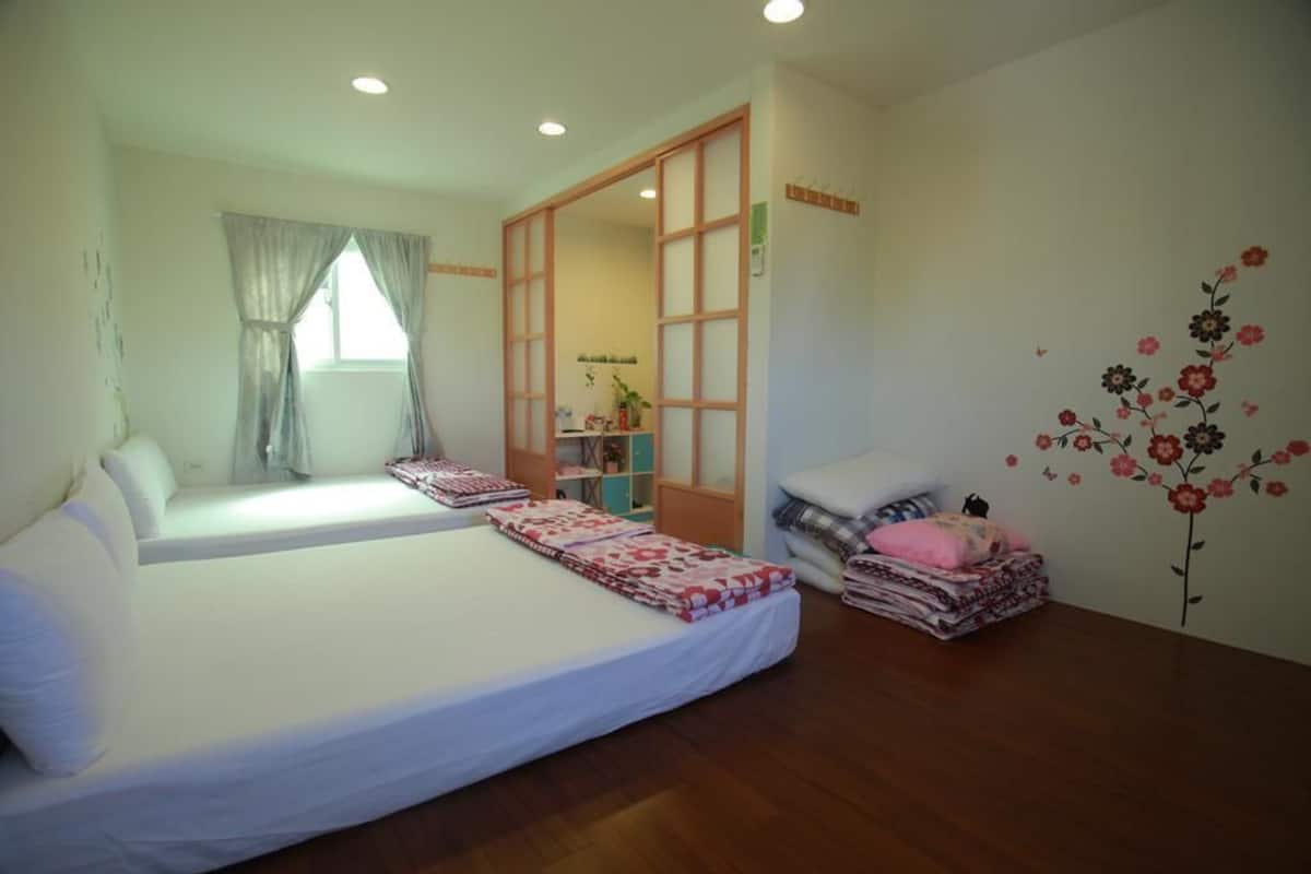 Kamar Quadruple Kota | Meja kerja, tirai kedap cahaya, dan tempat tidur lipat/tambahan