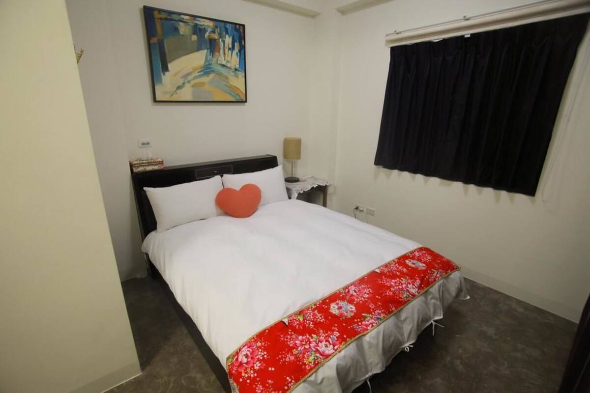 Kamar Double Basic | Meja kerja, tirai kedap cahaya, dan tempat tidur lipat/tambahan
