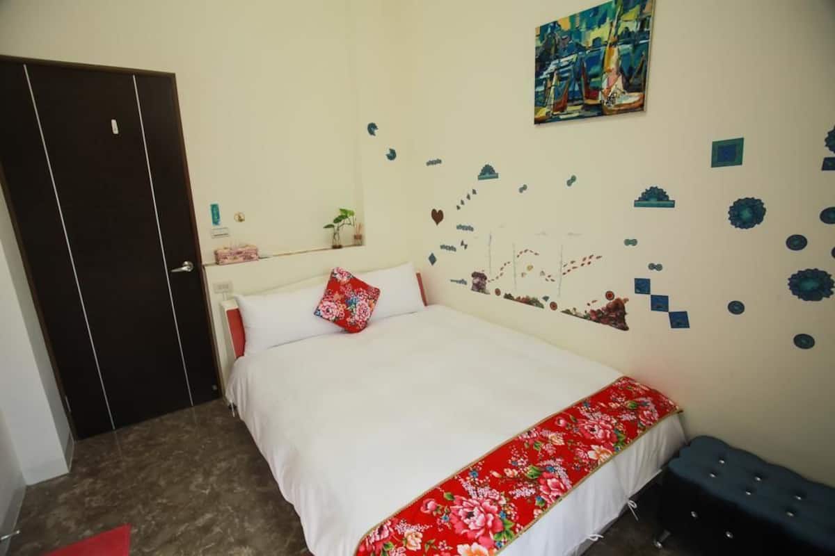 Kamar Double Comfort | Meja kerja, tirai kedap cahaya, dan tempat tidur lipat/tambahan
